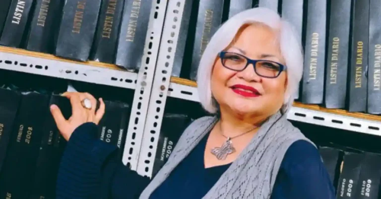 Mu-Kien Adriana Sang Ben, historiadora dominicana y primera mujer presidenta de la Academia de Historia, posa frente a tomos del Listín Diario en archivo histórico.