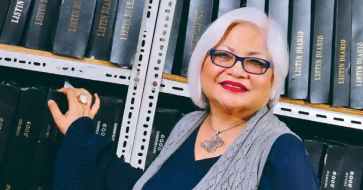 UAPA dedica Feria del Libro 2026 a Mu-Kien Sang Ben Mu-Kien Adriana Sang Ben, historiadora dominicana y primera mujer presidenta de la Academia de Historia, posa frente a tomos del Listín Diario en archivo histórico.