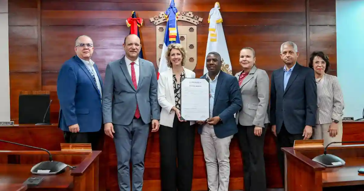 Embajadora de Francia es visitante distinguida en Santiago
