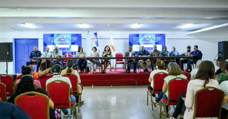 Ulises Rodríguez prioriza soluciones comunitarias en Santiago