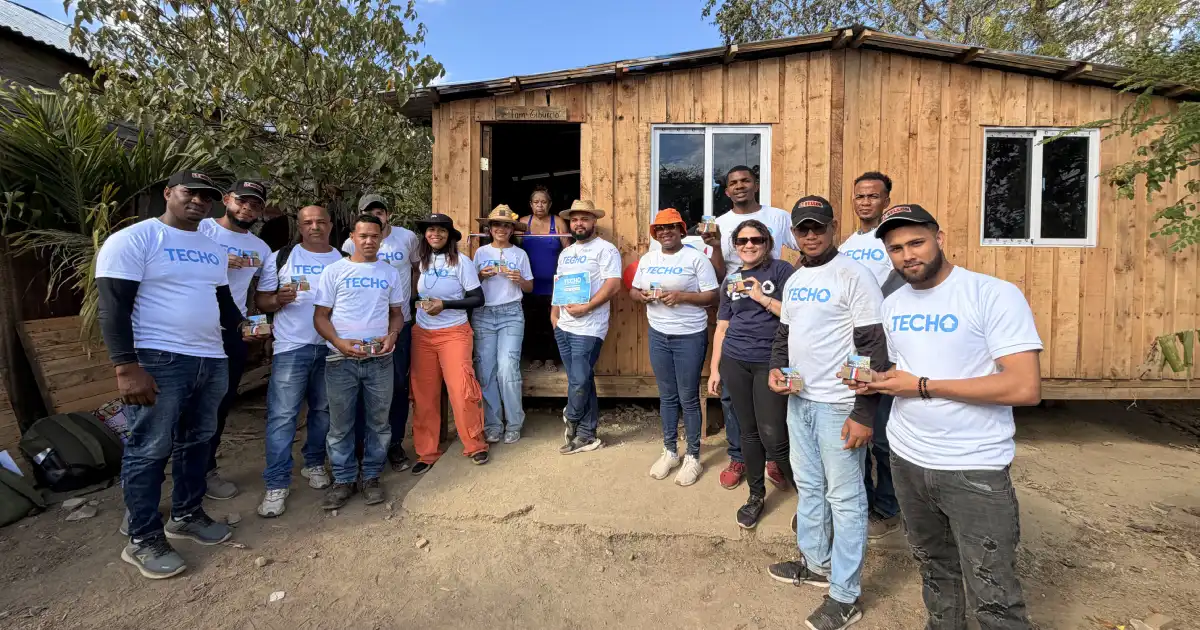 Voluntariado empresarial en RD: Bellón y TECHO actúan Voluntarios de Bellón y TECHO construyen vivienda en comunidad Nuevo Amanecer, Hato del Yaque, Santiago
