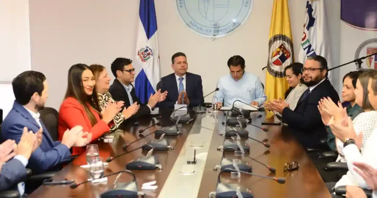 Proindustria y PUCMM firman acuerdo de innovación industrial