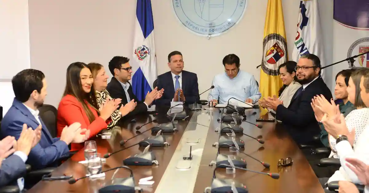 Proindustria y PUCMM firman acuerdo de innovación industrial