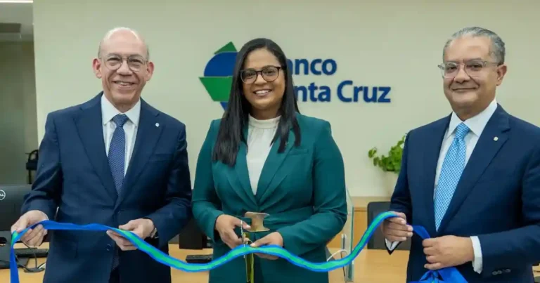 Fausto Pimentel inaugura centro de negocios Banco Santa Cruz en Mao, Valverde