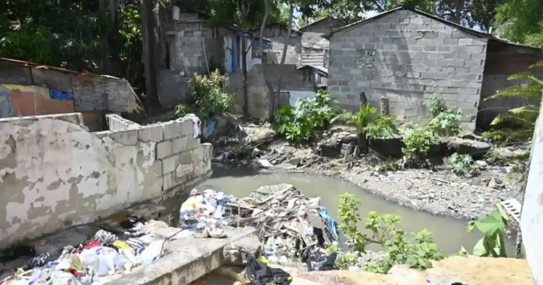 Derrumbes en ensanche La Rotonda destruyen 8 casas en 4 años