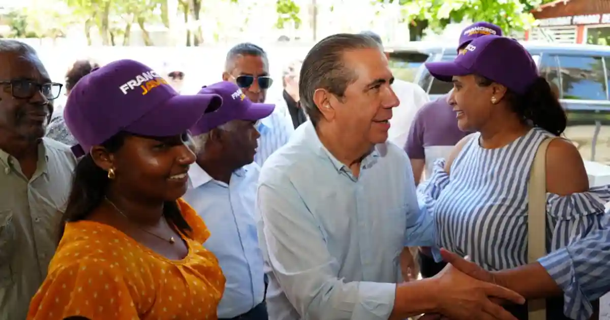Francisco Javier García saluda a líderes comunitarios durante recorrido por Hato Mayor del Rey, 16 de mayo de 2026