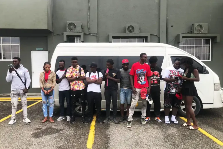 Arrestan conductor de minibús con 11 haitianos en Santiago Arrestan conductor de minibús con 11 haitianos en Santiago