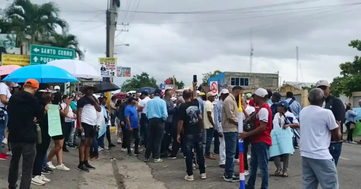 La Vega marcha contra deforestación en loma del Santo Cerro La Vega marcha contra deforestación en Loma del Santo Cerro