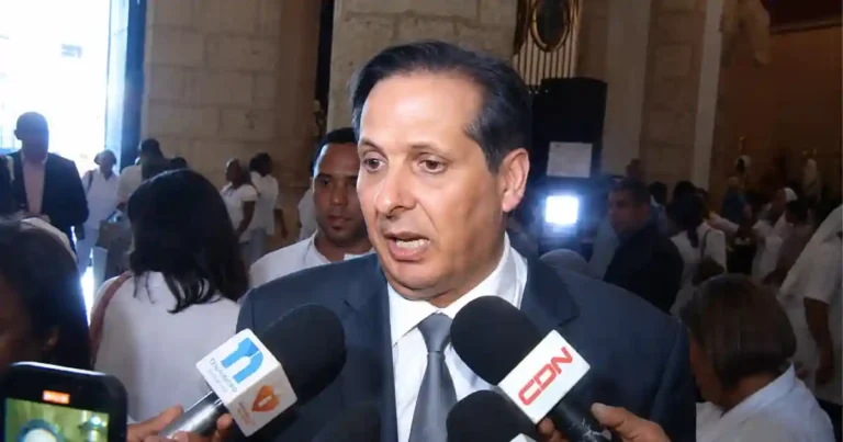 Ministro de Salud Víctor Atallah presenta el Plan Estratégico para la Prevención y Control de las Enfermedades No Transmisibles 2025–2030 durante simposio con la OPS
