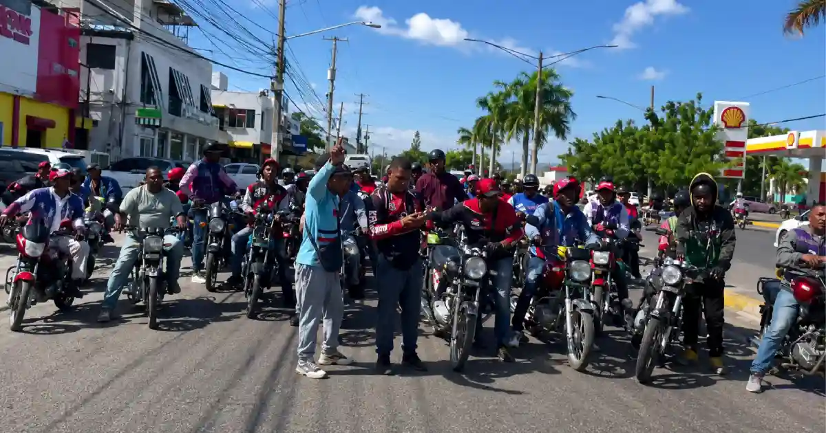 Mototaxis de Santiago amenazan con tomar calles por cascos Mototaxis de Santiago amenazan con tomar calles por cascos