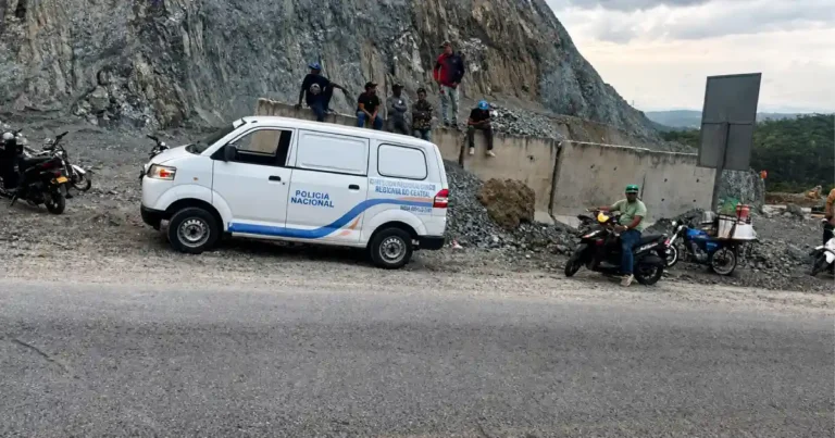 Hallan dos hombres muertos en precipicio La Vega