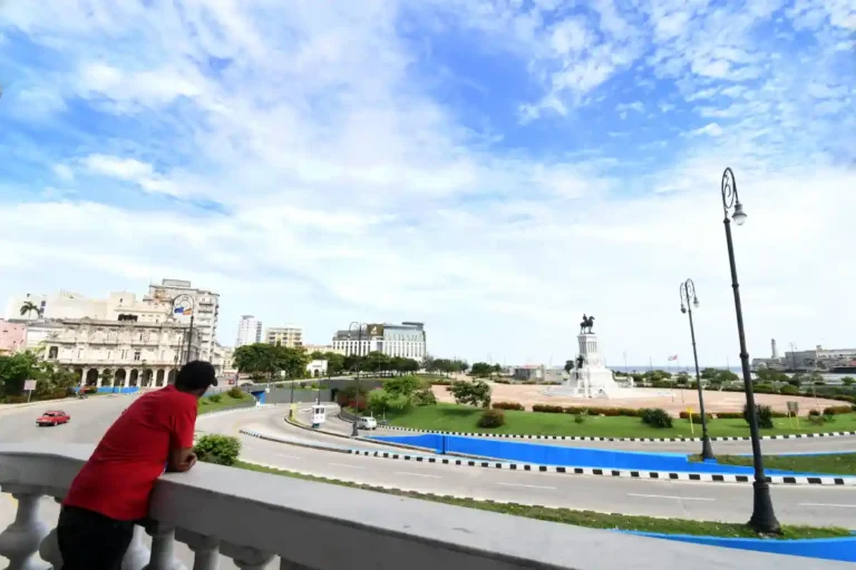 Caída del turismo en Cuba contrasta con récord dominicano La caída del turismo reduce la clientela de pequeños negocios en Cuba