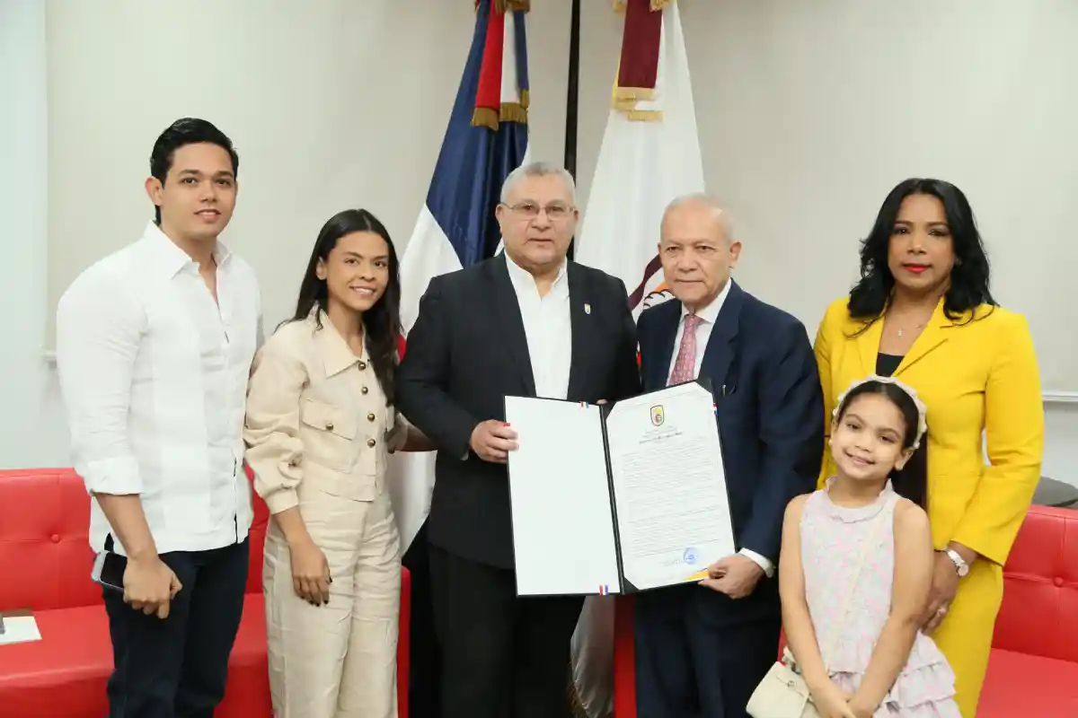 Moca reconoce a Rafael Núñez por sus aportes al periodismo
