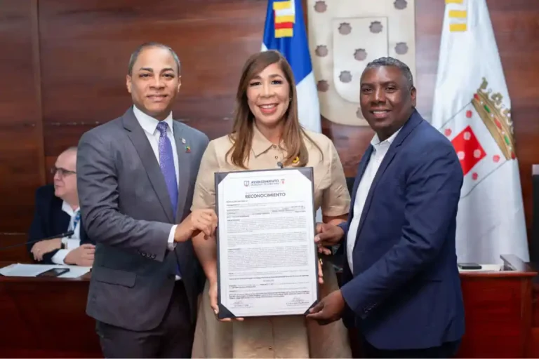 Concejo declara a Grisbel Medina hija adoptiva de Santiago
