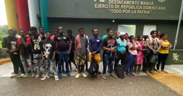 Ejército intercepta vehículo con 14 haitianos en Guayubín Ejército intercepta vehículo con 14 haitianos en Guayubín