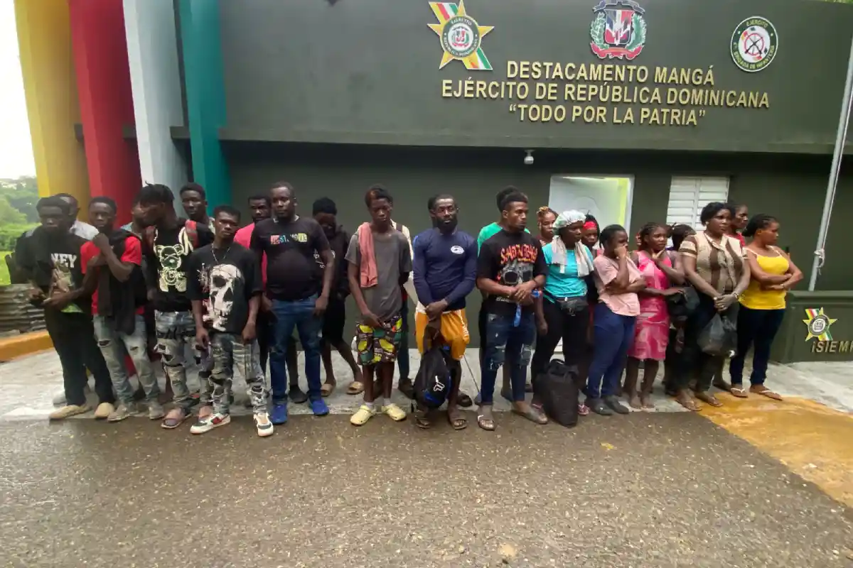 Ejército intercepta vehículo con 14 haitianos en Guayubín Ejército intercepta vehículo con 14 haitianos en Guayubín