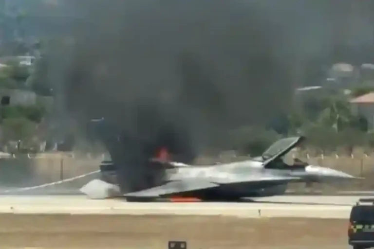 F-16 se incendia y aterriza de emergencia en Grecia F-16 se incendia y aterriza de emergencia en Grecia