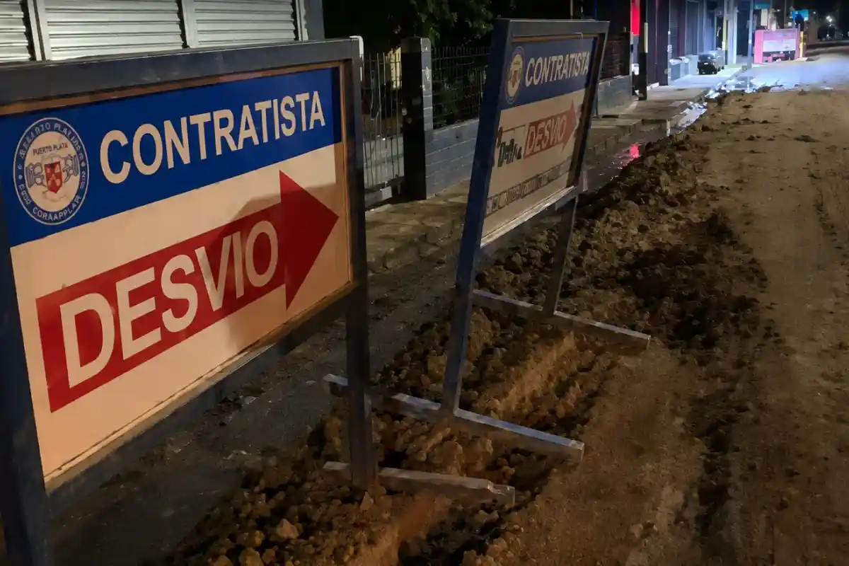 Aguas residuales desbordan calles en Miraflores, Santiago Aguas residuales desbordan calles en Miraflores, Santiago