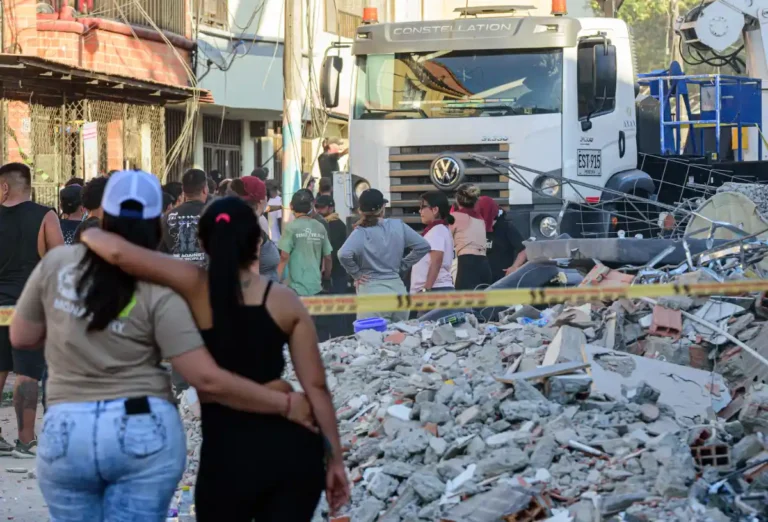 Terremoto en Colombia deja 321 muertos y 257 desaparecidos Terremoto en Colombia deja 321 muertos y 257 desaparecidos