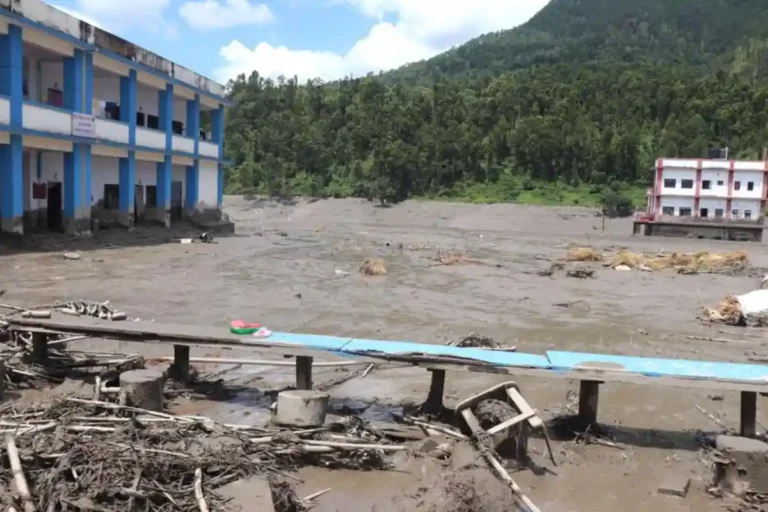 Avalancha en Nepal deja 359 muertos y 910 desaparecidos Avalancha en Nepal deja 359 muertos y 910 desaparecidos