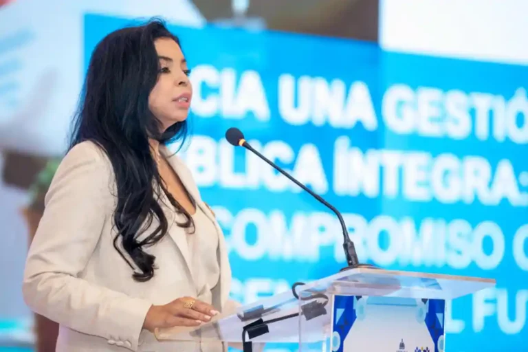 Yeni Berenice advierte a funcionarios corruptos Yeni Berenice advierte a funcionarios corruptos