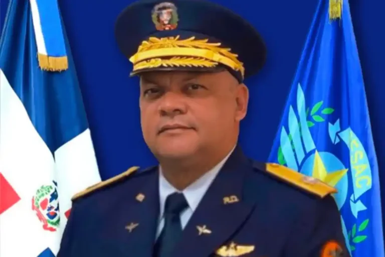 Abinader cambia mandos del Ejército y Fuerza Aérea Abinader cambia mandos del Ejército y Fuerza Aérea