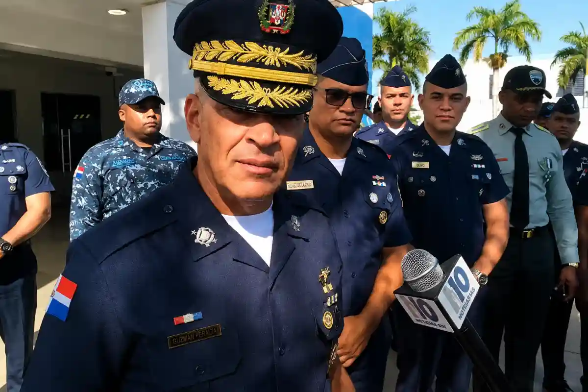 Policía refuerza disciplina y respeto en el Cibao Ernesto Rodríguez García recorrió comandancias del Cibao y pidió a los agentes actuar con firmeza, disciplina y respeto a la ley.