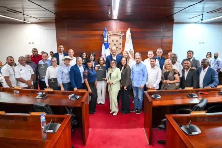 Santiago reconoce a médicos de la UASD graduados en 1982
