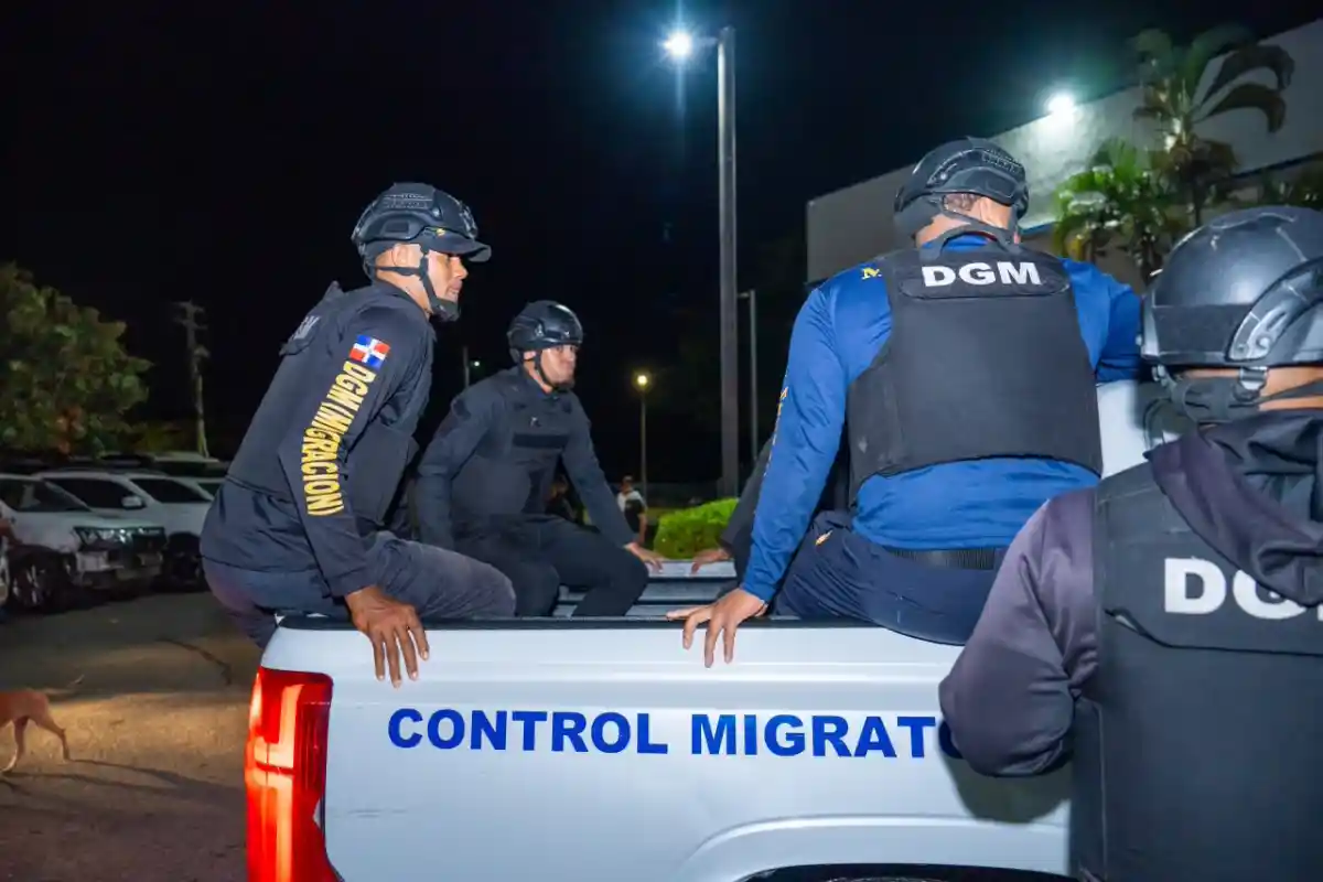 Migración detiene 430 extranjeros irregulares en Santiago Migración procesa 250,429 extranjeros en 2026
