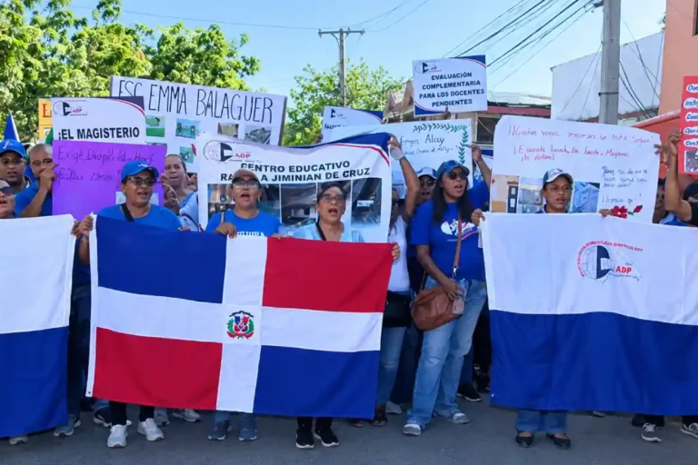 2,300 alumnos siguen sin clases en Santiago Oeste