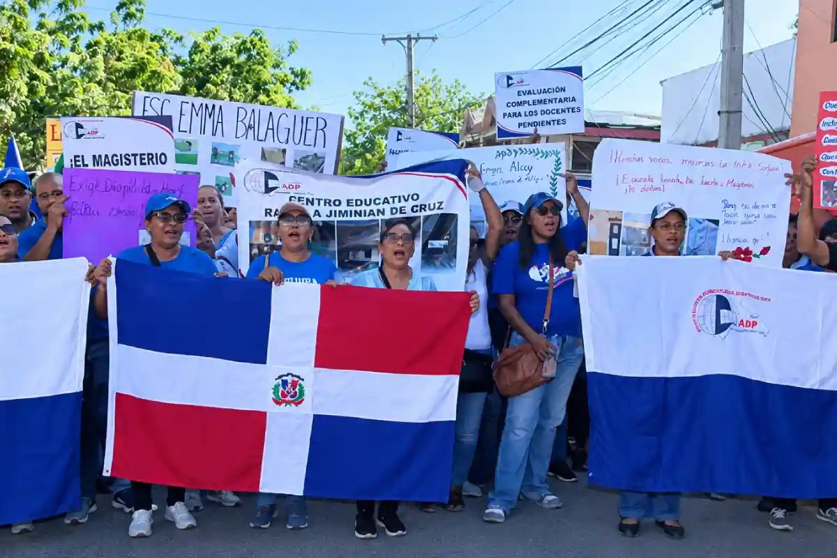 2,300 alumnos siguen sin clases en Santiago Oeste 2,300 alumnos siguen sin clases en Santiago Oeste