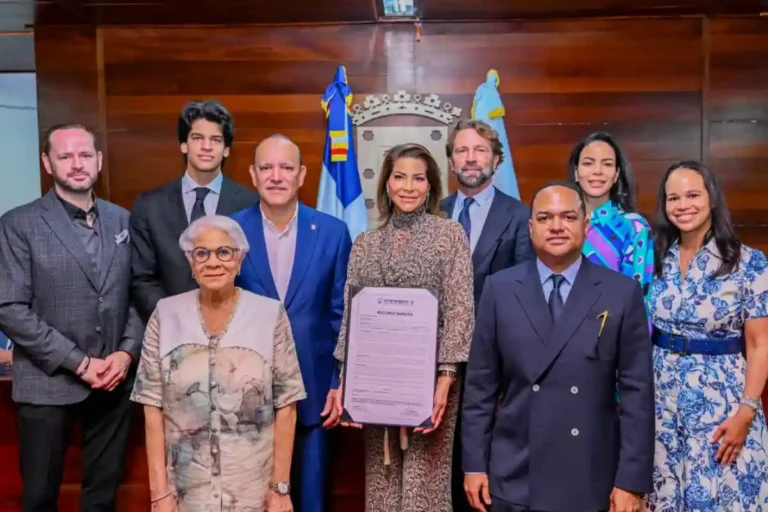 Lucy Doughty es hija distinguida de Santiago
