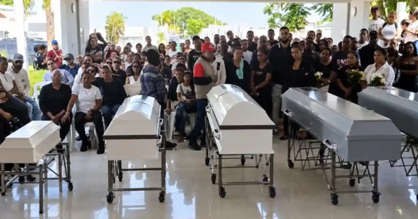 Mao despide a familia que murió en incendio Mao despide a familia que murió en incendio