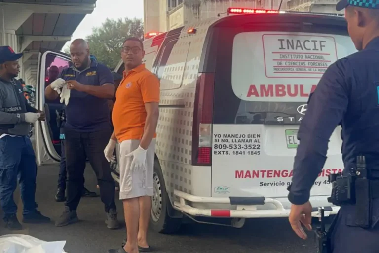 Muere mujer en choque con autobús escolar en Santiago