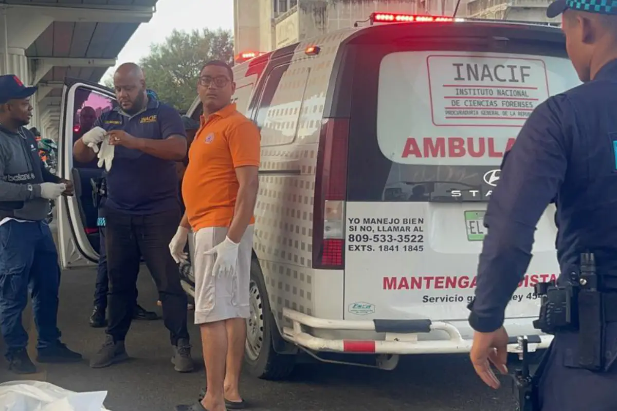 Muere mujer en choque con autobús escolar en Santiago Muere mujer en choque con autobús escolar en Santiago