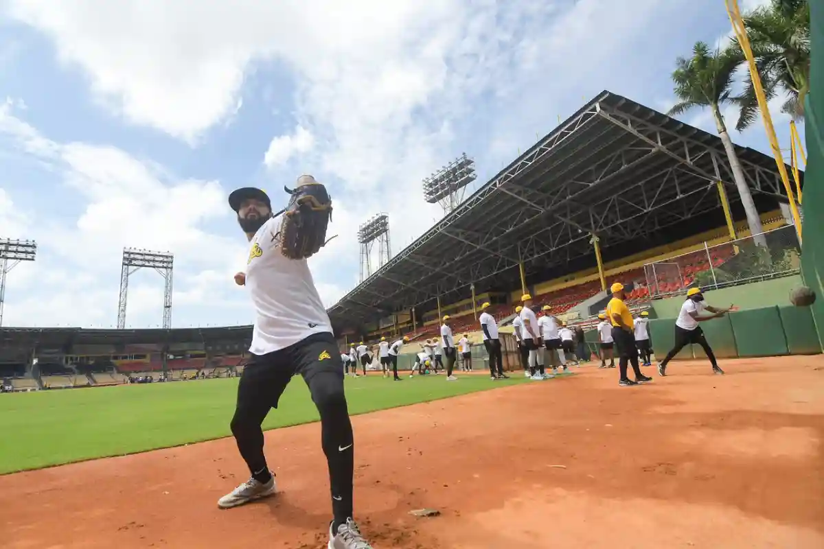 Águilas abren campamento con 35 jugadores en Santiago Águilas abren campamento con 35 jugadores en Santiago