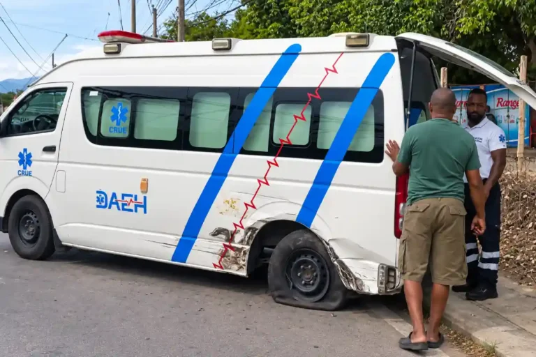 Yipeta choca ambulancia y deja motorista herido Yipeta choca ambulancia y deja motorista herido
