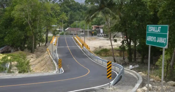 Abinader inaugura carretera Las Espinas en Jamao