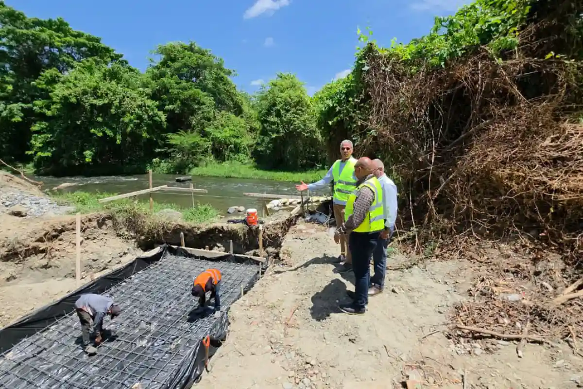 ANTIAGO.– La Corporación del Acueducto y Alcantarillado de Santiago (Coraasan) inició la ampliación de la toma de captación del Acueducto Las Charcas, una intervención con la que procura mejorar el suministro de agua potable a más de 10,000 habitantes de ese sector y comunidades cercanas. De acuerdo con la información remitida este viernes 4 de septiembre por Coraasan, el sistema también está siendo sometido a trabajos de remozamiento y sustitución de tuberías. La institución asegura que el acueducto no había recibido mantenimiento desde su construcción en 1986, por lo que la intervención se produce cuatro décadas después de su puesta en funcionamiento. Datos clave Más de 10,000 habitantes serían beneficiados. El acueducto fue construido en 1986. Los trabajos incluyen ampliación de captación, remozamiento y cambio de tuberías. Sectores que serían beneficiados El director general de Coraasan, Andrés Cueto, informó que las obras están dirigidas a fortalecer el abastecimiento en Las Charcas y distintas comunidades del entorno. Entre los sectores mencionados por la institución figuran El Copeyal, Vuelta Larga, La Manzana, San Antonio, Callejón Los Sarante, La Cruz, Los Surieles, Mi Vivienda, La Barranquita, Vista Sol, Las Siete Casas, Jarro Sucio, La Barranca y los apartamentos de Los Ochoa, además de otras zonas aledañas. Cueto explicó que la intervención contempla el remozamiento de la infraestructura existente y la sustitución de tuberías para mejorar las condiciones de operación del sistema. Coraasan busca mejorar suministro de agua La institución señaló que la ampliación de la toma de captación forma parte de las acciones dirigidas a aumentar la eficiencia del servicio de agua potable en las comunidades beneficiadas. Coraasan no detalló en la comunicación el monto de inversión, el porcentaje de avance de la obra ni la fecha prevista para concluir los trabajos. Esos datos constituyen elementos de seguimiento relevantes para determinar el alcance definitivo de la intervención y su impacto sobre la continuidad y presión del servicio en esa parte de Santiago.