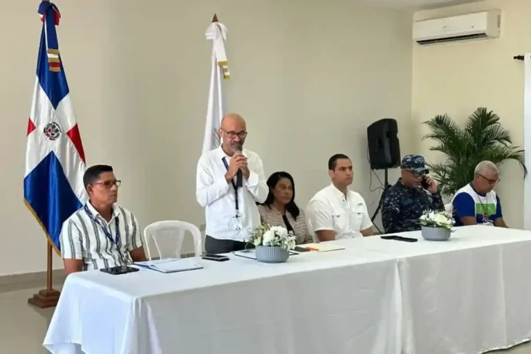Edenorte proyecta RD$90 MM para Arroyo al Medio Encuentro de Edenorte con autoridades y comunitarios de Maria Trinidad Sanchez