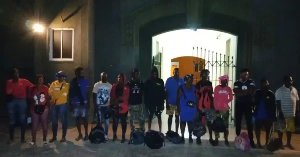 Ejército intercepta a 16 haitianos en costa de Montecristi Ejército intercepta a 16 haitianos en costa de Montecristi