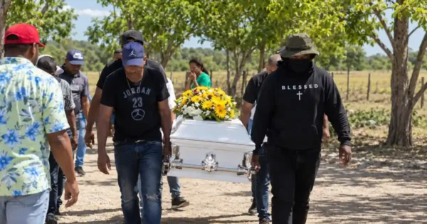 Sepultan a “Mandrake” en Aguayo bajo vigilancia policial