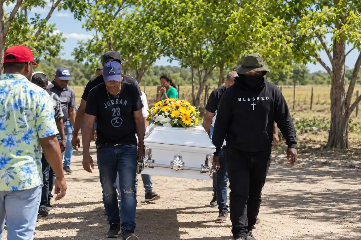 Sepultan a “Mandrake” en Aguayo bajo vigilancia policial Sepultan a “Mandrake” en Aguayo bajo vigilancia policial