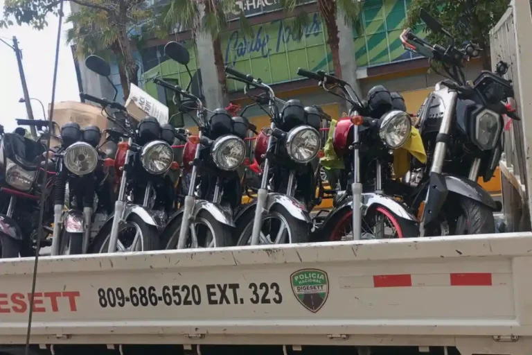 Agentes durante operativo de fiscalización de motociclistas del INTRANT y DIGESETT