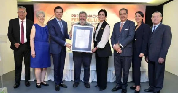 Pablo Mella gana Premio Feria del Libro 2026 Pablo Mella gana Premio Feria del Libro 2026