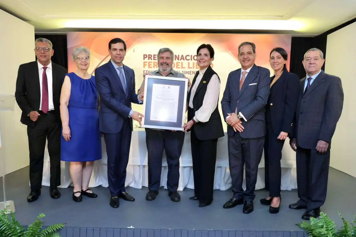 Pablo Mella gana Premio Feria del Libro 2026 Pablo Mella gana Premio Feria del Libro 2026