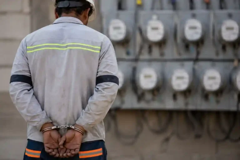 Edesur detiene técnico por presunta extorsión a cliente Técnico contratista detenido tras denuncia de cliente de Edesur en Santo Domingo