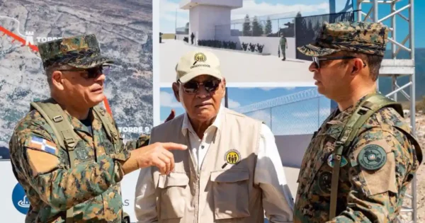 Gobierno inicia 14.5 km de verja fronteriza en Jimaní Gobierno inicia 14.5 km de verja fronteriza en Jimaní