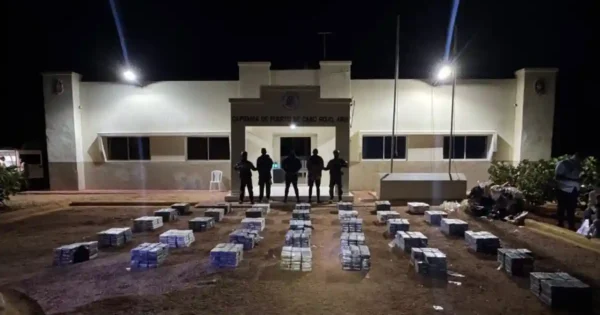 DNCD ocupa 1,068 paquetes de presunta cocaína en Pedernales y detiene a tres colombianos