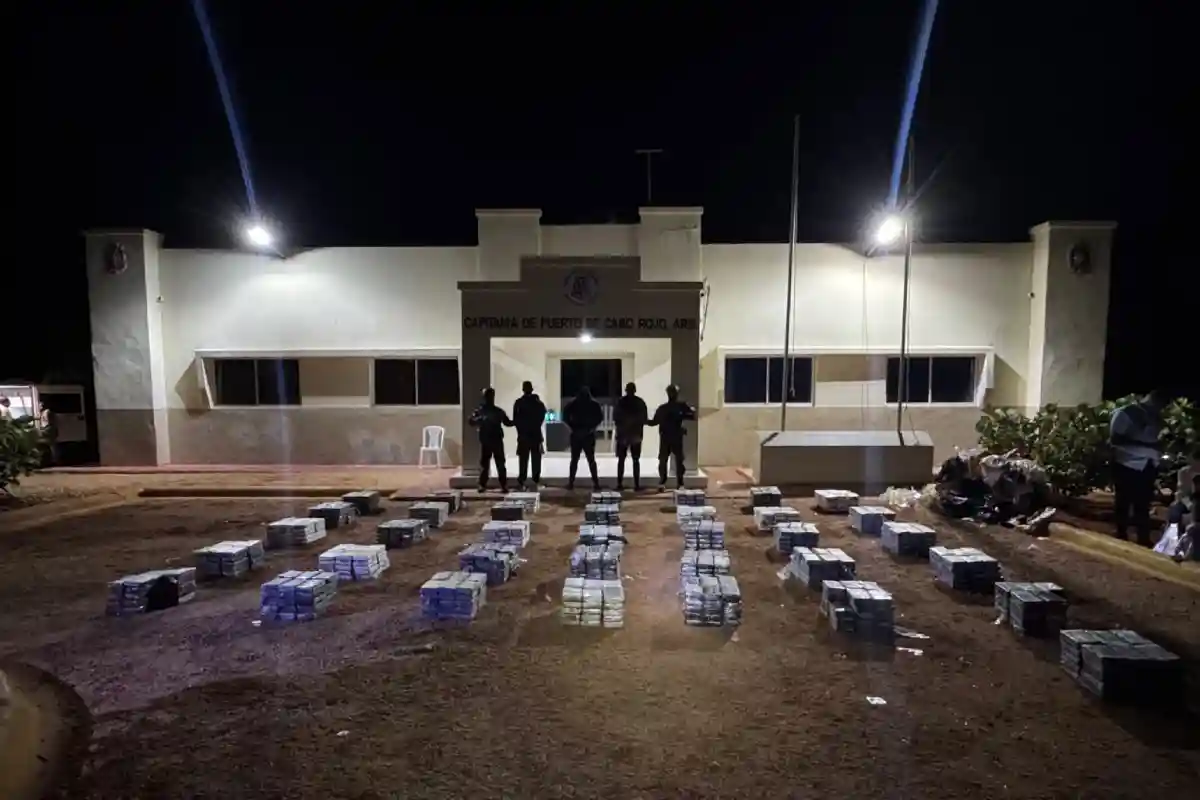 DNCD ocupa 1,068 paquetes de presunta cocaína en Pedernales y detiene a tres colombianos DNCD ocupa 1,068 paquetes de presunta cocaína en Pedernales y detiene a tres colombianos